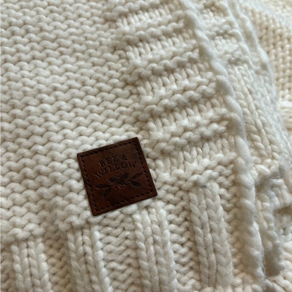 Bee & Willow Blanket - Picture 3 of 4